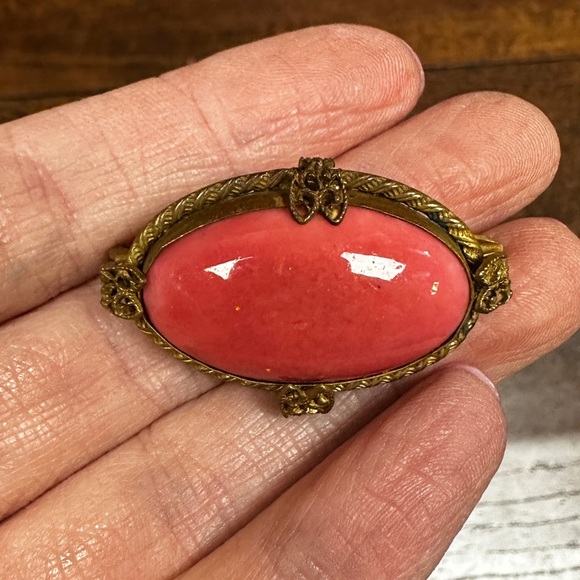 Vintage pink coral oval stone brooch set in gold tone hardware Czech - Picture 11 of 13
